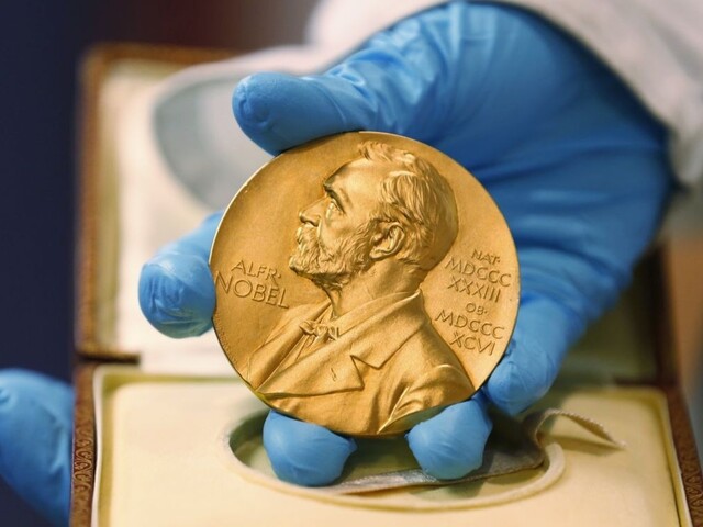 Nominácie na Nobelovu cenu za mier sú pestré. Sú medzi nimi Navaľnyj, Attenborough i pápež